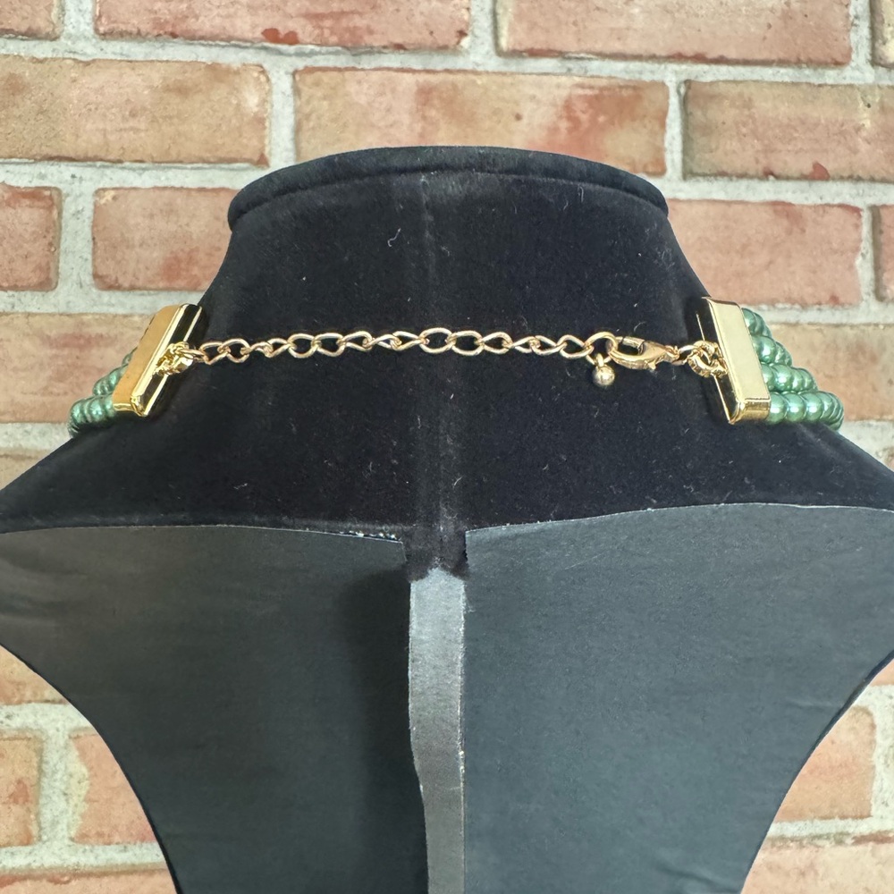 Elegant layered Green Pearl Necklace - Picture 5 of 8